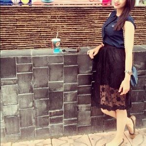 Lace Skirt/Colour Black